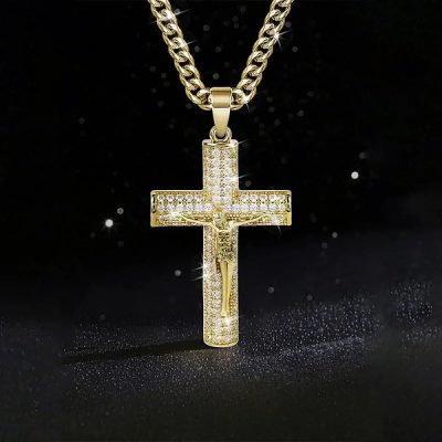 Colar com pendente de crucifixo religioso | SALVATORA